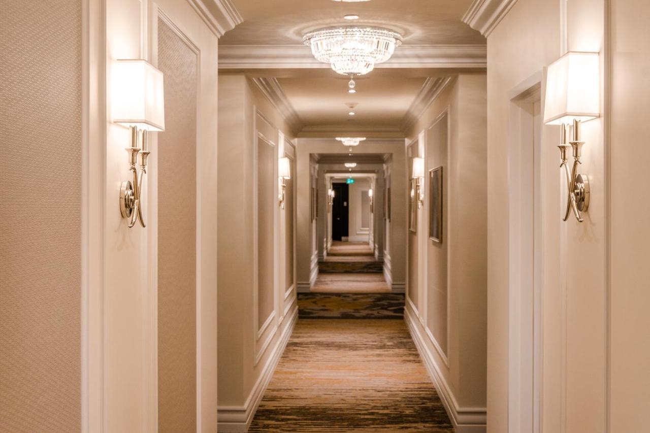Hotel Birks Montréal Exterior foto A corridor at the Ritz-Carlton, Boston